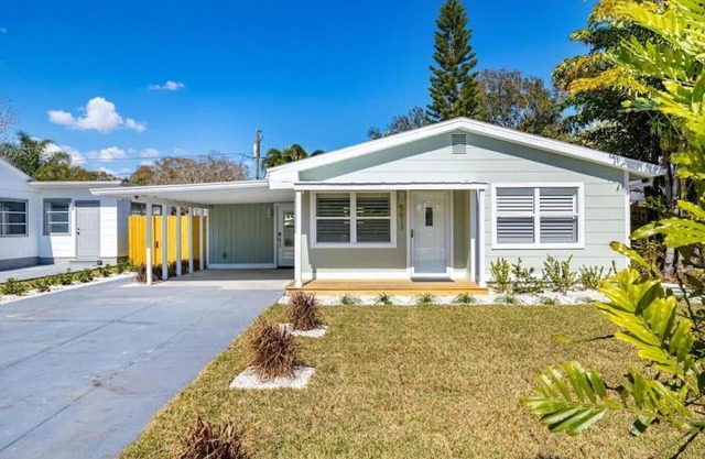 Stylish 2 BR Bungalow in Trendy Gulfport