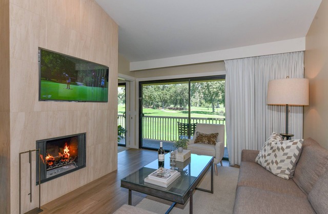 Stylish 2 king bed w/ensuite bath. Lush Golf Course view! Perfect for 2 couples!