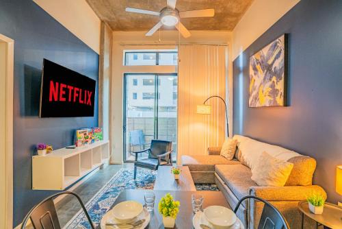 Stylish 2BD - CDT - Gym, Pool, Parking - Sleep 8