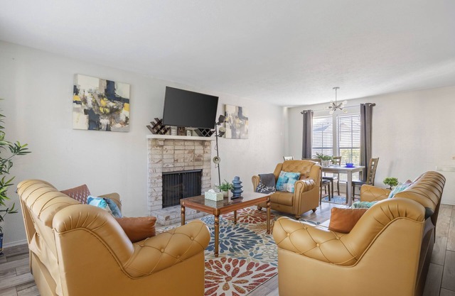 Stylish 2bed/2ba - GATED Community! Small pets ok