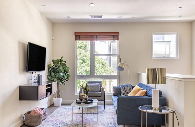 Stylish 2BR House in San Mateo with Garage