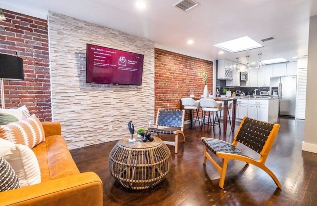 Stylish 2BR Steps from Rooftops & Restaurants