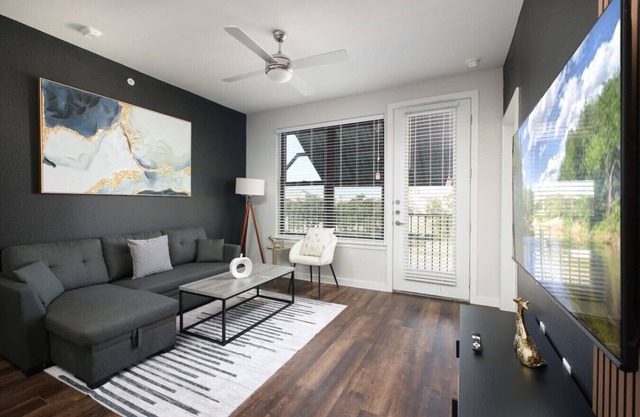 Stylish 2BR w/ Pkng Pool Gym -Near Rvrwalk & Dome