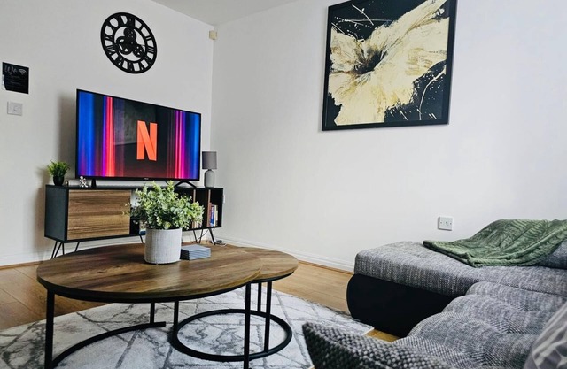 Stylish 3 Bed Home with Garden & Free Parking