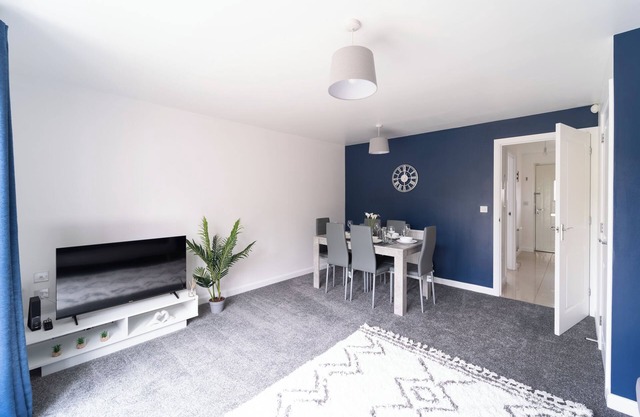 Entire Comfy 3 bed house (free parking & garden) Gloucester, Central location
