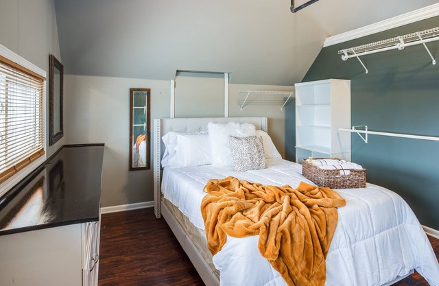 Stylish 3 Bedroom Apartment Less then 10 minute from dwntownn