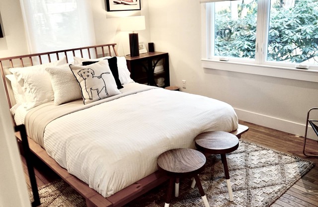 Stylish 3 Bedroom Cottage located in a Picturesque Lake community