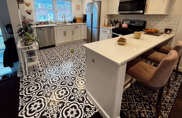 Stylish 3 bedroom home near Manhattan with backyard and parking. Pet friendly
