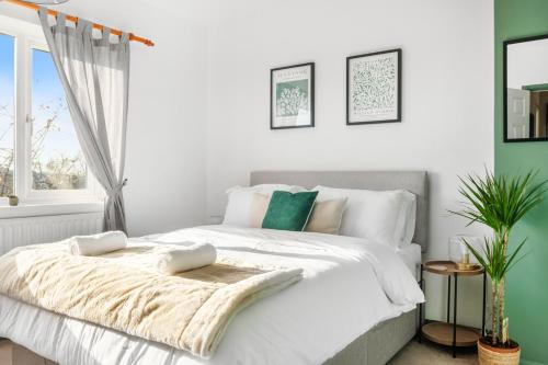 Stylish 3 Bedroom Home - Spacious - Beautifully Presented - Flex Check-in - Free Parking