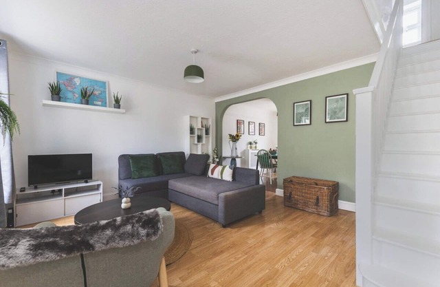 Stylish 3 Bedroom House - King Size Beds - Garden - 20 Minutes to London