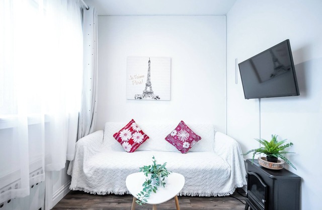 Stylish 3-bedroom House with Skylight and Access to Rooftop Deck and Patio