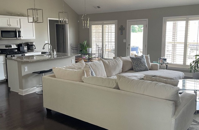 Stylish 3 bedroom ranch just south of Memphis