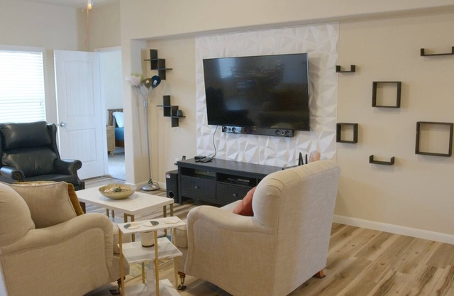 Stylish 3 Bedroom retreat near Downtown and Outlet