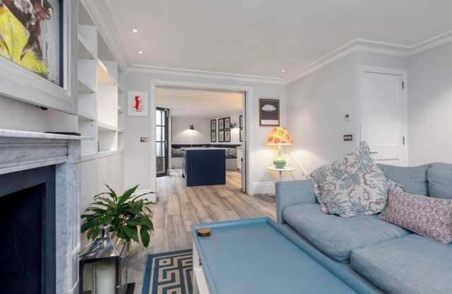 Stylish 3-Bedroom Terrace House Near Earls Court