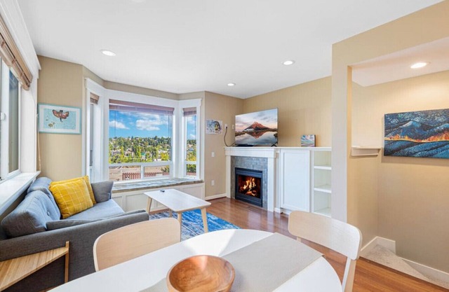 Stylish 3b1.5b House Minutes from Seattle Downtown
