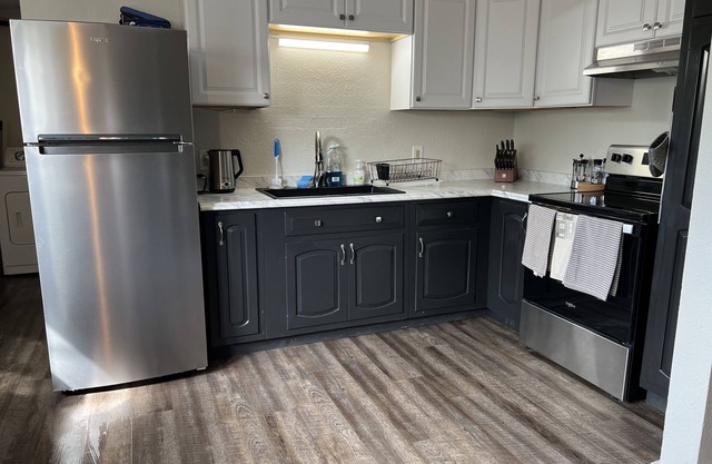 Stylish 3br 2 bath close to downtown, the airport, and freeways.