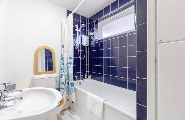 Cozy 2BR Home + Garden Retreat in Kennington