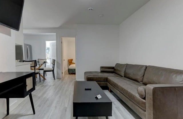 Stylish 3BR in Montreal Village
