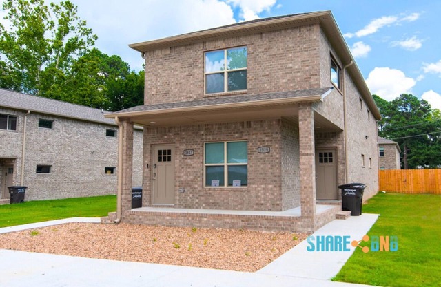 Stylish 3BR Stay w/Fast Wi-Fi + Parking