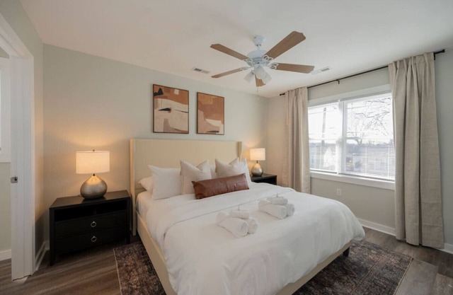 *Stylish 3BR Townhouse- Free Wi-Fi + Free Parking*
