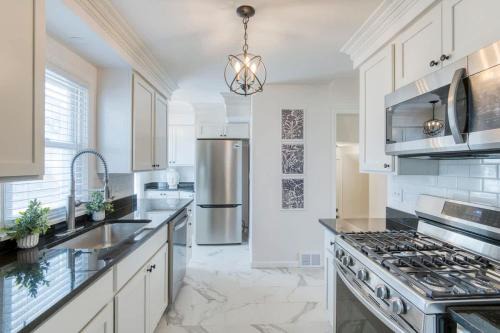 Stylish 3BR w Sunroom & Deck