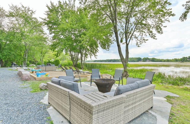 Stylish 3BR Waterfront Cottage with Large Dock