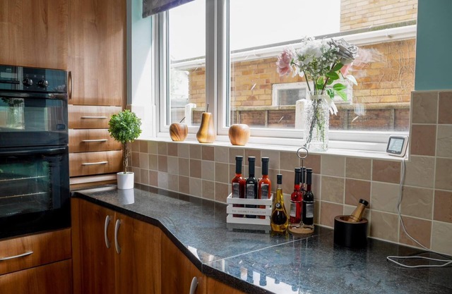 Stylish 4 Bed Apartment- Private Garden & Sleeps 8