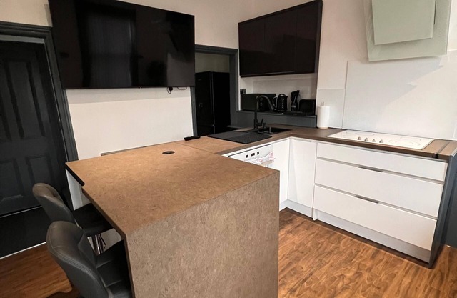 Stylish 4-Bed Near Hospital, Uni & Peak District