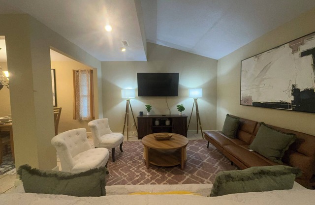 Stylish 4-bedroom, 3 Bath Townhome in Valdosta