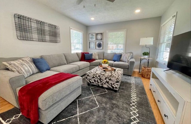 Stylish 4 bedroom House Close to Both the Heart of Bryan and College Station