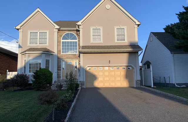 Stylish 4 bedroom with fireplace