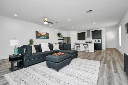 Stylish 4 Beds Near Downtown With Backyard