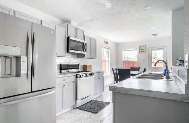 Stylish 4br 2.5ba Haven In Houston 4 Bedroom Home by RedAwning