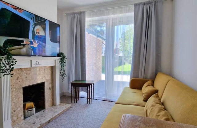 Stylish 4BR Central Chichester + Free Parking