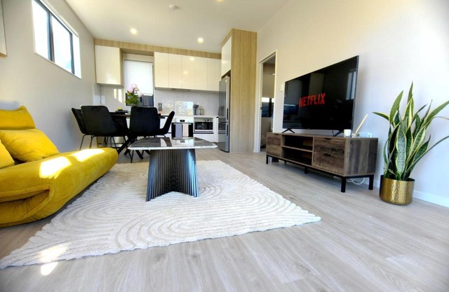 Stylish 4BR Home, Netflix, Walk to Eateries and Schools