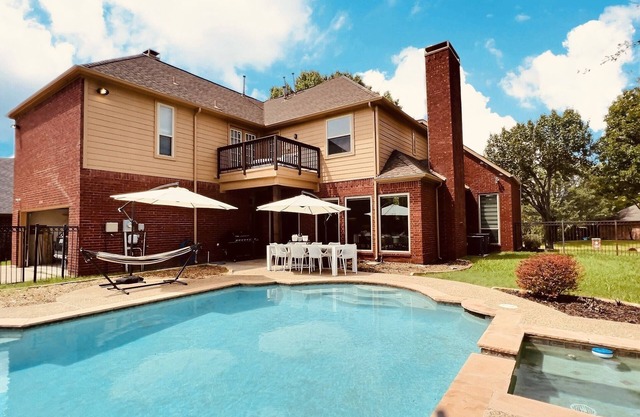 Stylish 5-BR Villa w/ Pool & Hot Tub - 5 min from the lake!