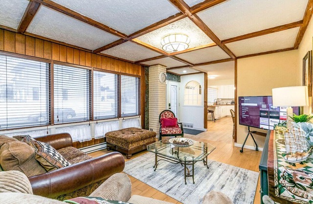 Stylish 6-BR House close to DT with free parking