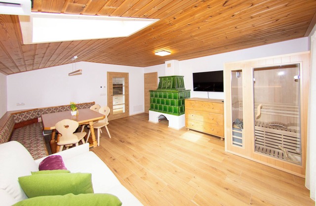 Stilvolle Alpenwohnung mit Kachelofen, Sauna & Panoramablick