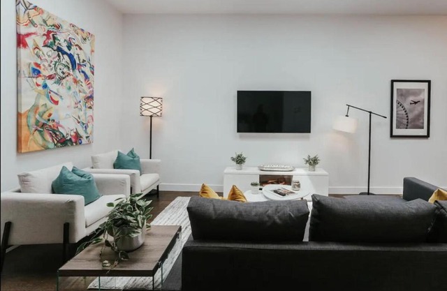 Stylish and bright 2bdr near St-Hubert Plaza