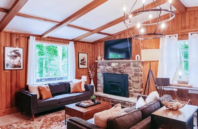 Stylish and Cozy Cabin, Walking Distance to Big Bass Lake