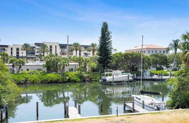 Stylish and Peaceful 2-bedroom townhome 1 block to the beach