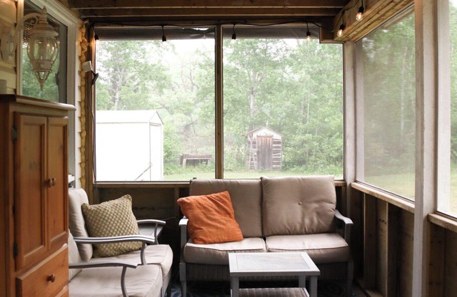 Stylish and private, recently renovated cabin, 15-minute walk from the beach!