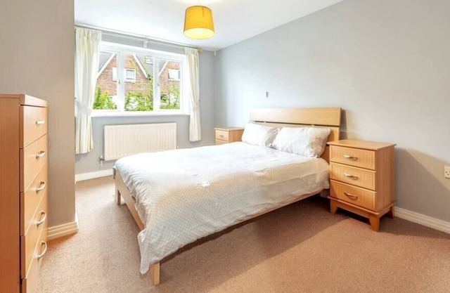 Stylish and Spacious 2Bed/2Bath Redhill stay for 4!