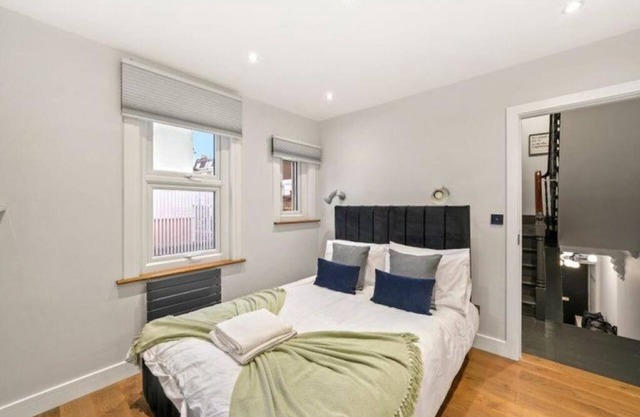 Stylish Apartment in Fulham Zone 2 with private Roof Terrace