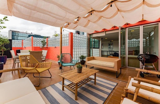 Stylish apartment with private roof top & jacuzzi