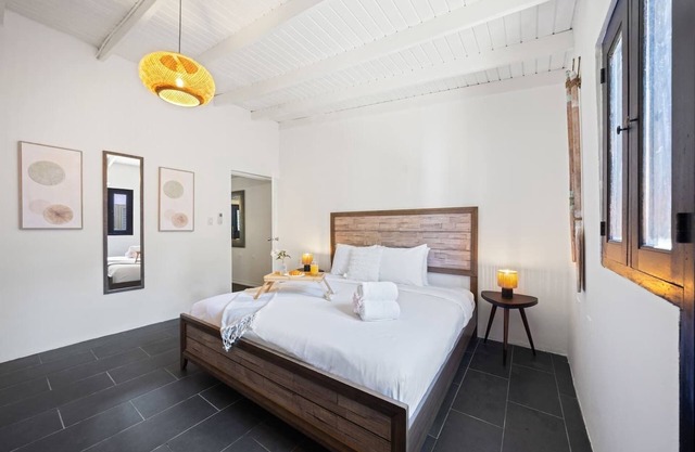 Stylish Aruba Getaway, Close to Beach, Cozy for 2