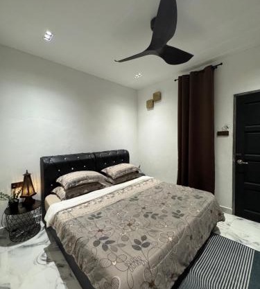 Stylish Balinimo Guest room - King Bed, Free Netflix, Prime & Wi-Fi Near Bukit Mertajam