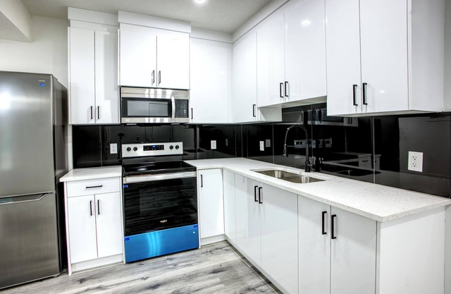 Stylish Basement Suite w/Private Entry & Workspace