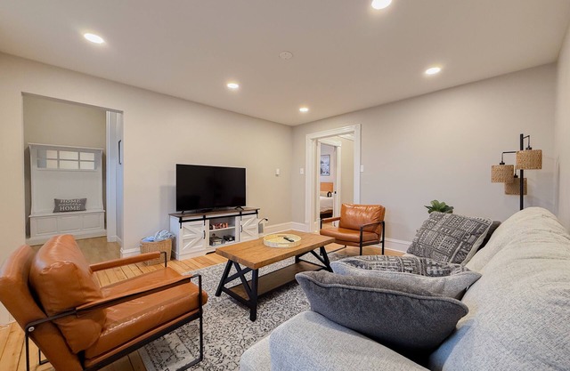 Stylish Bayview Retreat- 12 min to Downtown MKE, Fiserv Forum & more!