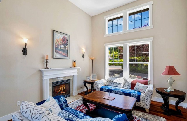 Stylish Bellevue 5BR/2.5BA Upper Unit | LEGO Fun!